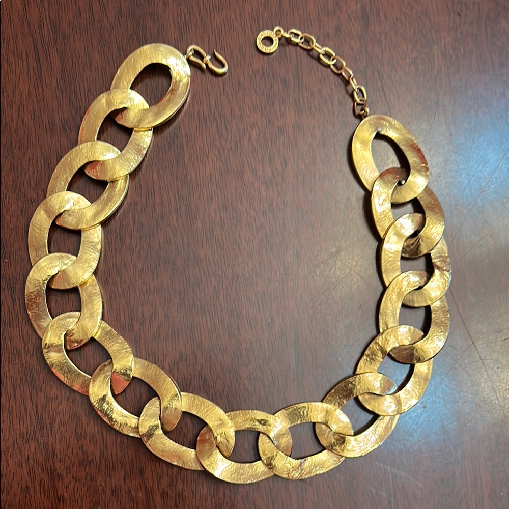 Elegant Gold Oval Link Necklace